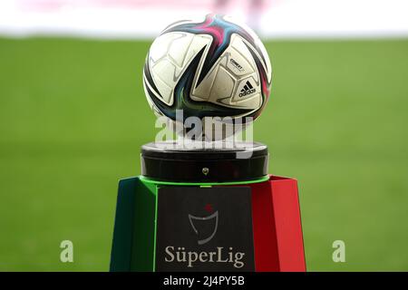 ISTANBUL, TURCHIA - 17 APRILE: Il matchball durante la partita turca Super Lig tra Kasimpasa e Adana Demirspor allo stadio Kasımpasa il 17 aprile 2022 a Istanbul, Turchia (Foto di Orange Pictures) Foto Stock