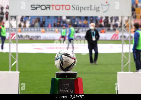 ISTANBUL, TURCHIA - 17 APRILE: Il matchball durante la partita turca Super Lig tra Kasimpasa e Adana Demirspor allo stadio Kasımpasa il 17 aprile 2022 a Istanbul, Turchia (Foto di Orange Pictures) Foto Stock