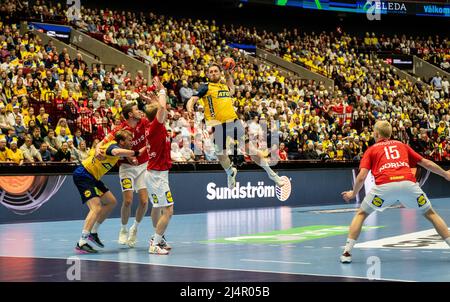 Malmoe, Svezia. 16th Apr 2022. Albin Lagergren (23) di Svezia visto durante la partita di pallamano tra Svezia e Danimarca alla Malmö Arena di Malmoe. (Photo Credit: Gonzales Photo/Alamy Live News Foto Stock