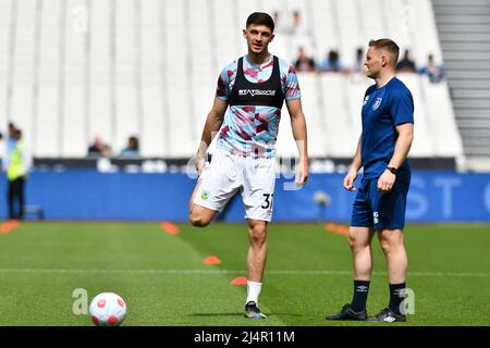 LONDRA, REGNO UNITO. APRILE 17th Bobby Thomas di Burnley si scalda prima della partita della Premier League tra West Ham United e Burnley al London Stadium di Stratford domenica 17th aprile 2022. (Credit: Ivan Yordanov | MI News) Credit: MI News & Sport /Alamy Live News Foto Stock