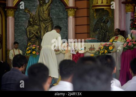 Guwahati, India. 17th Apr 2022. I devoti cristiani pregano durante la Pasqua in una Chiesa di Guwahati, Assam, India, domenica 17 aprile 2022. Credit: David Talukdar/Alamy Live News Foto Stock