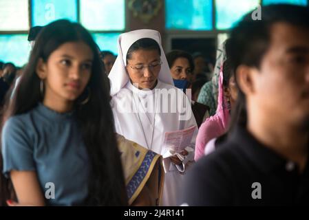 Guwahati, India. 17th Apr 2022. I devoti cristiani pregano durante la Pasqua in una Chiesa di Guwahati, Assam, India, domenica 17 aprile 2022. Credit: David Talukdar/Alamy Live News Foto Stock