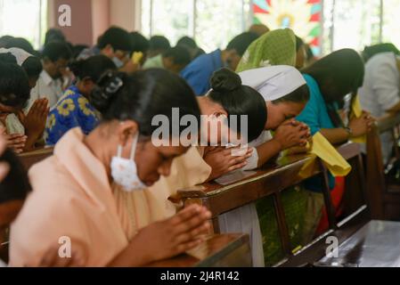 Guwahati, India. 17th Apr 2022. I devoti cristiani pregano durante la Pasqua in una Chiesa di Guwahati, Assam, India, domenica 17 aprile 2022. Credit: David Talukdar/Alamy Live News Foto Stock