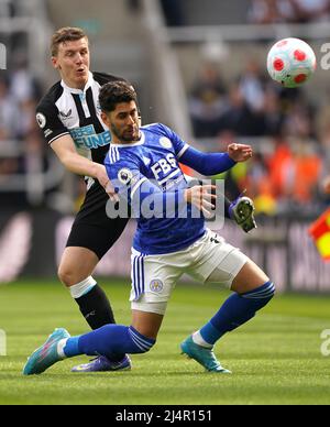 Matt TargetT (a sinistra) del Newcastle United e Ayoze Perez di Leicester City combattono per la palla durante la partita della Premier League al St. James' Park, Newcastle upon Tyne. Data foto: Domenica 17 aprile 2022. Foto Stock