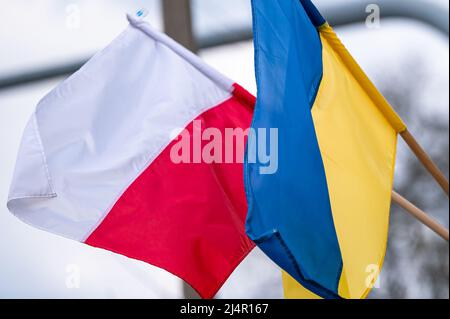 La bandiera della Polonia e dell'Ucraina sventola insieme come simbolo di opposizione all'aggressione russa. Foto Stock