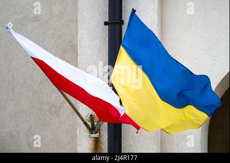 La bandiera della Polonia e dell'Ucraina sventola insieme come simbolo di opposizione all'aggressione russa. Foto Stock