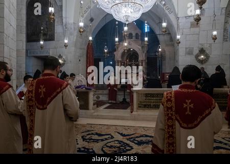 I membri della Chiesa Apostolica Armena partecipano ad un servizio religioso presso quello che gli Armeni chiamano il secondo Golgota al secondo piano del monastero armeno situato all'interno della parte sud-orientale della Chiesa del Santo Sepolcro nella città vecchia di Gerusalemme Israele Foto Stock