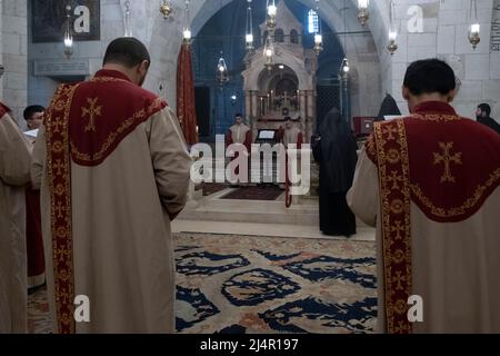 I membri della Chiesa Apostolica Armena partecipano ad un servizio religioso presso quello che gli Armeni chiamano il secondo Golgota al secondo piano del monastero armeno situato all'interno della parte sud-orientale della Chiesa del Santo Sepolcro nella città vecchia di Gerusalemme Israele Foto Stock