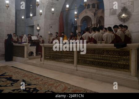 I membri della Chiesa Apostolica Armena partecipano ad un servizio religioso presso quello che gli Armeni chiamano il secondo Golgota al secondo piano del monastero armeno situato all'interno della parte sud-orientale della Chiesa del Santo Sepolcro nella città vecchia di Gerusalemme Israele Foto Stock