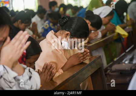 Guwahati, India. 17th Apr 2022. I devoti cristiani pregano durante la Pasqua in una Chiesa di Guwahati, Assam, India, domenica 17 aprile 2022. (Credit Image: © David Talukdar/ZUMA Press Wire) Foto Stock