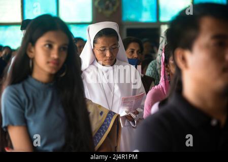 Guwahati, India. 17th Apr 2022. I devoti cristiani pregano durante la Pasqua in una Chiesa di Guwahati, Assam, India, domenica 17 aprile 2022. (Credit Image: © David Talukdar/ZUMA Press Wire) Foto Stock