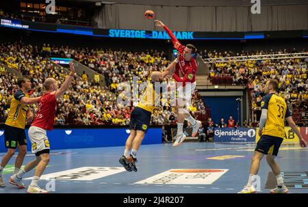 Malmoe, Svezia. 16th Apr 2022. Lasse Andersson (28) di Danimarca visto durante la partita di pallamano tra Svezia e Danimarca alla Malmö Arena di Malmoe. (Photo Credit: Gonzales Photo/Alamy Live News Foto Stock