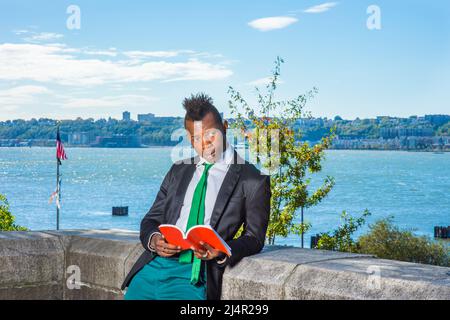 Uomo elegante che indossa una giacca rossa mentre si è in piedi sul ponte  Foto stock - Alamy