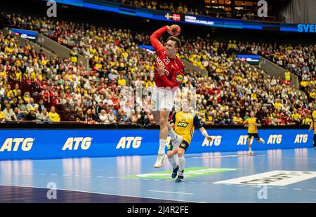 Malmoe, Svezia. 16th Apr 2022. Lasse Andersson (28) di Danimarca visto durante la partita di pallamano tra Svezia e Danimarca alla Malmö Arena di Malmoe. (Photo Credit: Gonzales Photo/Alamy Live News Foto Stock