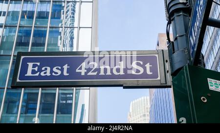 NEW YORK, NY, Stati Uniti d'America - 13 APRILE 2022 : East 42nd Street first close up Foto Stock