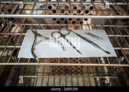 cassetta sterilizzatore per utensili per manicure unghie, vassoio di  sterilizzazione in plastica, igienizzante per closeup. Manicure sicura,  pedicure nel salone di bellezza. Manicure dell'hardware Foto stock - Alamy