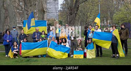 Edimburgo, Scozia, Regno Unito. 17th Apr 2022. "Edimburgo con l'Ucraina" protesta contro l'invasione russa. Il popolo ucraino e altre nazionalità si riuniscono per confortarsi e dimostrare solidarietà. The Meadows, Edimburgo, Scozia, Regno Unito. 17th aprile 2022. Credit: Newsandmore/alamy live news Foto Stock