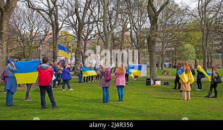 Edimburgo, Scozia, Regno Unito. 17th Apr 2022. "Edimburgo con l'Ucraina" protesta contro l'invasione russa. Il popolo ucraino e altre nazionalità si riuniscono per confortarsi e dimostrare solidarietà. The Meadows, Edimburgo, Scozia, Regno Unito. 17th aprile 2022. Credit: Newsandmore/alamy live news Foto Stock