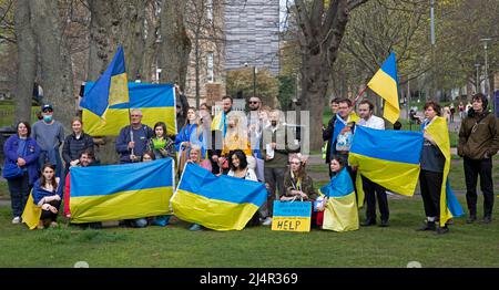 Edimburgo, Scozia, Regno Unito. 17th Apr 2022. "Edimburgo con l'Ucraina" protesta contro l'invasione russa. Il popolo ucraino e altre nazionalità si riuniscono per confortarsi e dimostrare solidarietà. The Meadows, Edimburgo, Scozia, Regno Unito. 17th aprile 2022. Credit: Newsandmore/alamy live news Foto Stock