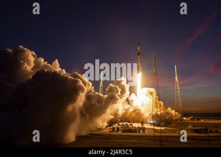 CAPE CANAVERAL, FLORIDA, USA - 31 gennaio 2022 - lunedì 31 gennaio alle 6:11 EST, Falcon 9 ha lanciato la seconda generazione COSMO-SkyMed FM2 Miss Foto Stock