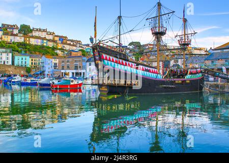 Vista del porto di Brixham. Porto di pesca fiancheggiato da ristoranti di pesce, pub e negozi di articoli da regalo, più un mercato che vende catture locali. Devon, Inghilterra. Foto Stock