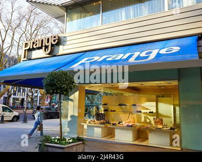 Il famoso viale dello shopping Königsallee di Düsseldorf/Germania con il vecchio negozio di scarpe tedesco Prange. Foto Stock
