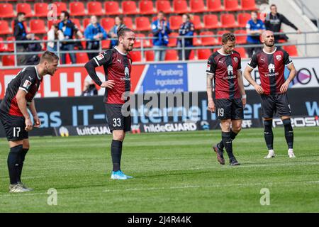 Ingolstadt, Germania. 17th Apr 2022. Calcio: 2. Bundesliga, FC Ingolstadt 04 - SC Paderborn 07, Matchday 30, Audi Sportpark: Michael Heinloth (l-r), Valmir Sulejmani, Marcel Gaus e Nico Antonitsch reagiscono alla loro sconfitta 0:1. Credit: Daniel Löb/dpa - NOTA IMPORTANTE: In conformità con i requisiti della DFL Deutsche Fußball Liga e della DFB Deutscher Fußball-Bund, è vietato utilizzare o utilizzare fotografie scattate nello stadio e/o della partita sotto forma di immagini di sequenza e/o serie di foto video-simili./dpa/Alamy Live News Foto Stock