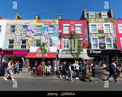 Vista dei turisti e degli amanti dello shopping che si affollano lungo i negozi lungo la trafficata Camden High Street a Londra nel Regno Unito Foto Stock