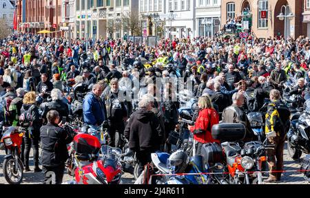 Husum, Germania. 17th Apr 2022. I motociclisti si riuniscono per il 38th Husum Motorcycle Service sulla piazza del mercato di fronte alla chiesa di Santa Maria. Secondo la polizia, circa 1500 ciclisti hanno partecipato al servizio motociclistico e alla sfilata. Credit: Markus Scholz/dpa/Alamy Live News Foto Stock