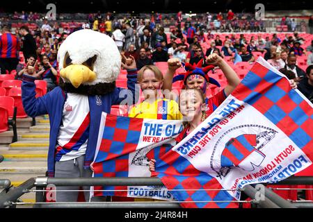 I fan del Crystal Palace con bandiere e un abito elegante posano per scattare fotografie prima della partita finale semifinale della Emirates fa Cup al Wembley Stadium di Londra. Data foto: Domenica 17 aprile 2022. Foto Stock