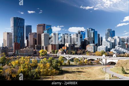 Skyline del centro di Calgary in colori autunnali, con edifici di uffici e famosi punti di riferimento, tra cui il Center Street Bridge e il Riley Park di Alberta Cana Foto Stock