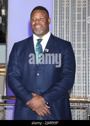 15 aprile 22, 2022.Ken Griffey Jr. Partecipa alla celebrazione dell'illuminazione dell'Empire state del Jackie Robinson Day e al 75th anniversario del debutto della Major League Baseball di Robinson all'Empire state Building di New York 15 aprile 2022 Credit; RW/MediaPunch Foto Stock