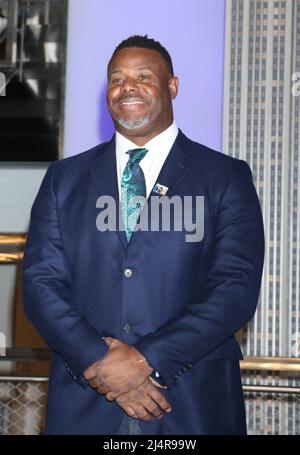 15 aprile 22, 2022.Ken Griffey Jr. Partecipa alla celebrazione dell'illuminazione dell'Empire state del Jackie Robinson Day e al 75th anniversario del debutto della Major League Baseball di Robinson all'Empire state Building di New York 15 aprile 2022 Credit; RW/MediaPunch Foto Stock