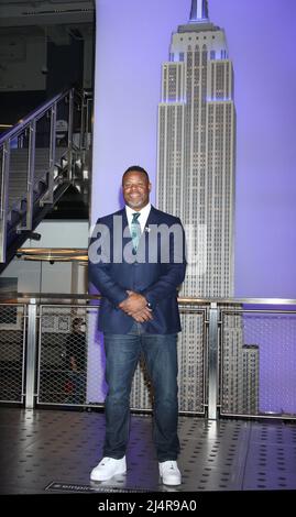 15 aprile 22, 2022.Ken Griffey Jr. Partecipa alla celebrazione dell'illuminazione dell'Empire state del Jackie Robinson Day e al 75th anniversario del debutto della Major League Baseball di Robinson all'Empire state Building di New York 15 aprile 2022 Credit; RW/MediaPunch Foto Stock