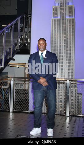 15 aprile 22, 2022.Ken Griffey Jr. Partecipa alla celebrazione dell'illuminazione dell'Empire state del Jackie Robinson Day e al 75th anniversario del debutto della Major League Baseball di Robinson all'Empire state Building di New York 15 aprile 2022 Credit; RW/MediaPunch Foto Stock