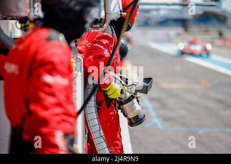 Le Castellet, Francia. 17th Apr 2022. Rifornimento durante la 2022 ELMS European le Mans Series 4 ore di le Castellet sul circuito Paul Ricard dal 16 al 18 aprile, Francia - Photo Paulo Maria / DPPI Credit: DPPI Media/Alamy Live News Foto Stock