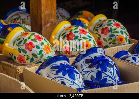 Vasi in ceramica decorati con fiori in Frigiliana, Malaga, Spagna Foto Stock