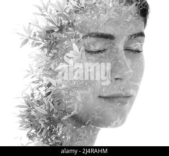 Ritratto artistico in bianco e nero di una donna con gli occhi chiusi Foto Stock
