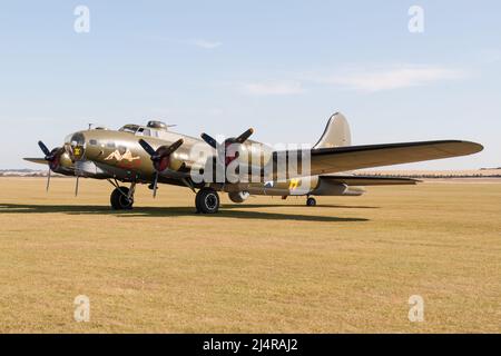 Boeing B-17G Flying Fortress ‘124485 - ‘Memphis Belle’ /’ Sally B’ (G-BEDF) a Duxford Foto Stock
