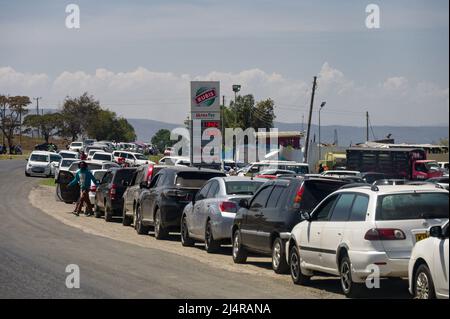 Linee di veicoli con automobilisti in coda per entrare in un distributore DI benzina RUBIS a causa di carenze di carburante in Kenya, Africa orientale Foto Stock