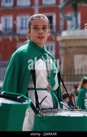 Madrid, Spagna. 17th Apr 2022. Una batterista femminile con abiti verdi suona in Plaza Mayor durante la Tamborrada la domenica di Pasqua a Madrid. La Congregazione reale ed illustre di nostra Signora della Solitudine e dell'impotenza organizza la tradizionale tamborrada nella Plaza Mayor di Madrid, la Drum Band della Fratellanza di Saragozza ha il compito di eseguire la tamborrada per celebrare la Risurrezione di Cristo e concludere la settimana Santa a Madrid. (Foto di Atilano Garcia/SOPA Images/Sipa USA) Credit: Sipa USA/Alamy Live News Foto Stock