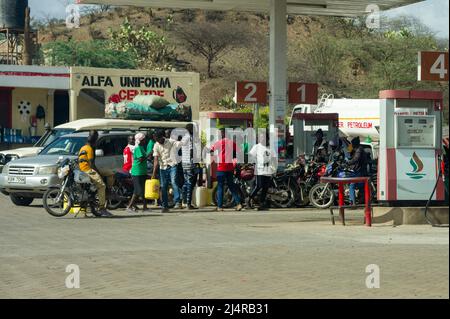 Automobilisti con lattine di jerry che vengono razionati carburante in una stazione di benzina a causa di scarsità di carburante in Kenya, Africa orientale Foto Stock
