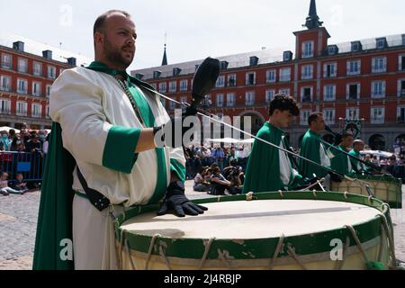 Un batterista maschile con abiti verdi suona un tamburo in Plaza Mayor durante la Tamborrada la Domenica di Pasqua a Madrid. La Congregazione reale ed illustre di nostra Signora della Solitudine e dell'impotenza organizza la tradizionale tamborrada nella Plaza Mayor di Madrid, la Drum Band della Fratellanza di Saragozza ha il compito di eseguire la tamborrada per celebrare la Risurrezione di Cristo e concludere la settimana Santa a Madrid. (Foto di Atilano Garcia / SOPA Images/Sipa USA) Foto Stock