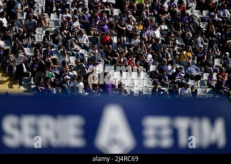 Folla negli stand durante la serie a 2021/2022 partite di calcio tra ACF Fiorentina e Venezia FC allo stadio Artemio Franchi di Firenze, Foto Stock