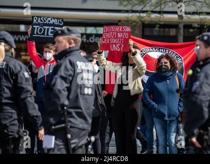 Gelsenkirchen, Germania. 09th Apr 2022. I manifestanti sono ai margini della campagna elettorale dell'AFD nella Renania settentrionale-Vestfalia. Le elezioni di Stato si terranno a NRW il 15 maggio. Credit: Caroline Seidel-Dissmann/dpa/Alamy Live News Foto Stock