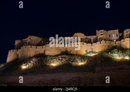 Jaisalmer, Rajasthan, India - 15 ottobre 2019: Jaisalmer Fort o Sonar Quila o Golden Fort, fatto di arenaria gialla, nella luce del pomeriggio. UNESCO Foto Stock