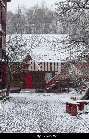 Case e luoghi di interesse nei villaggi dell'Ucraina occidentale. Partenza dai territori occupati. Guerra in Ucraina. Foto Stock