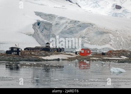 Vista della stazione cilena Gonzales Videla, sul Waterboat Point Antartico della terraferma in Paradise Bay - Antartide Foto Stock