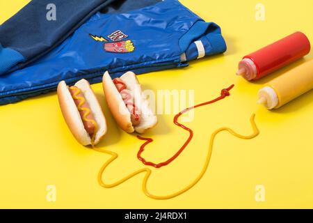 Preparazione del cibo - pane con salsiccia per fare un hot dog. Foto Stock