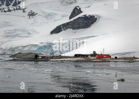 Vista della stazione cilena Gonzales Videla, sul Waterboat Point Antartico della terraferma in Paradise Bay - Antartide Foto Stock